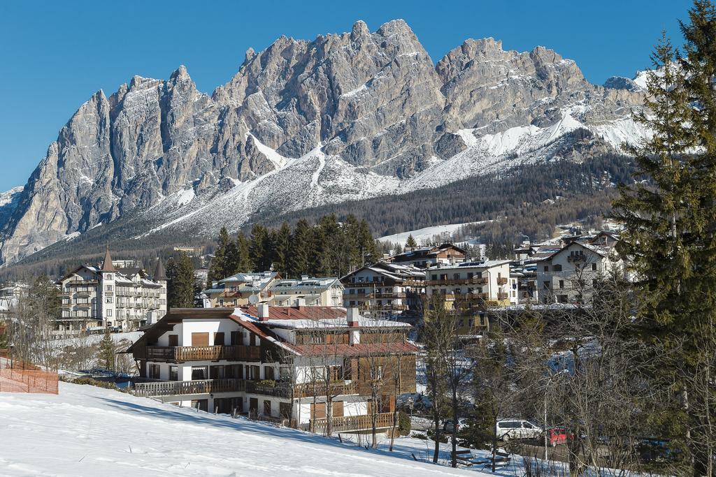 Villa Casanova - Stayincortina كورتينا دامبيتزو الغرفة الصورة